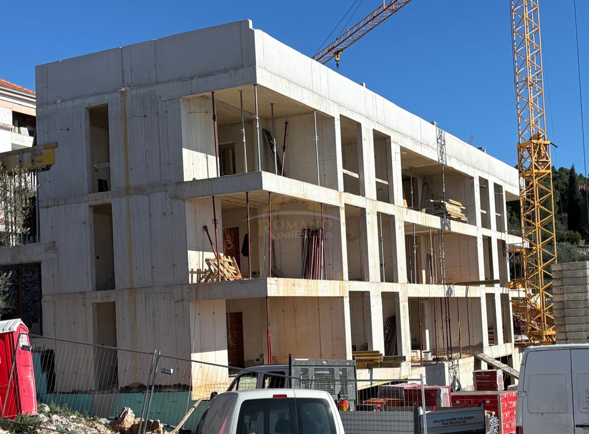 Attico con due camere da letto con vista mare e terrazza sul tetto a Čiovo, zona Salduna vicino al campeggio Rožac - 64 m2 + 60 m2 di terrazza sul tetto